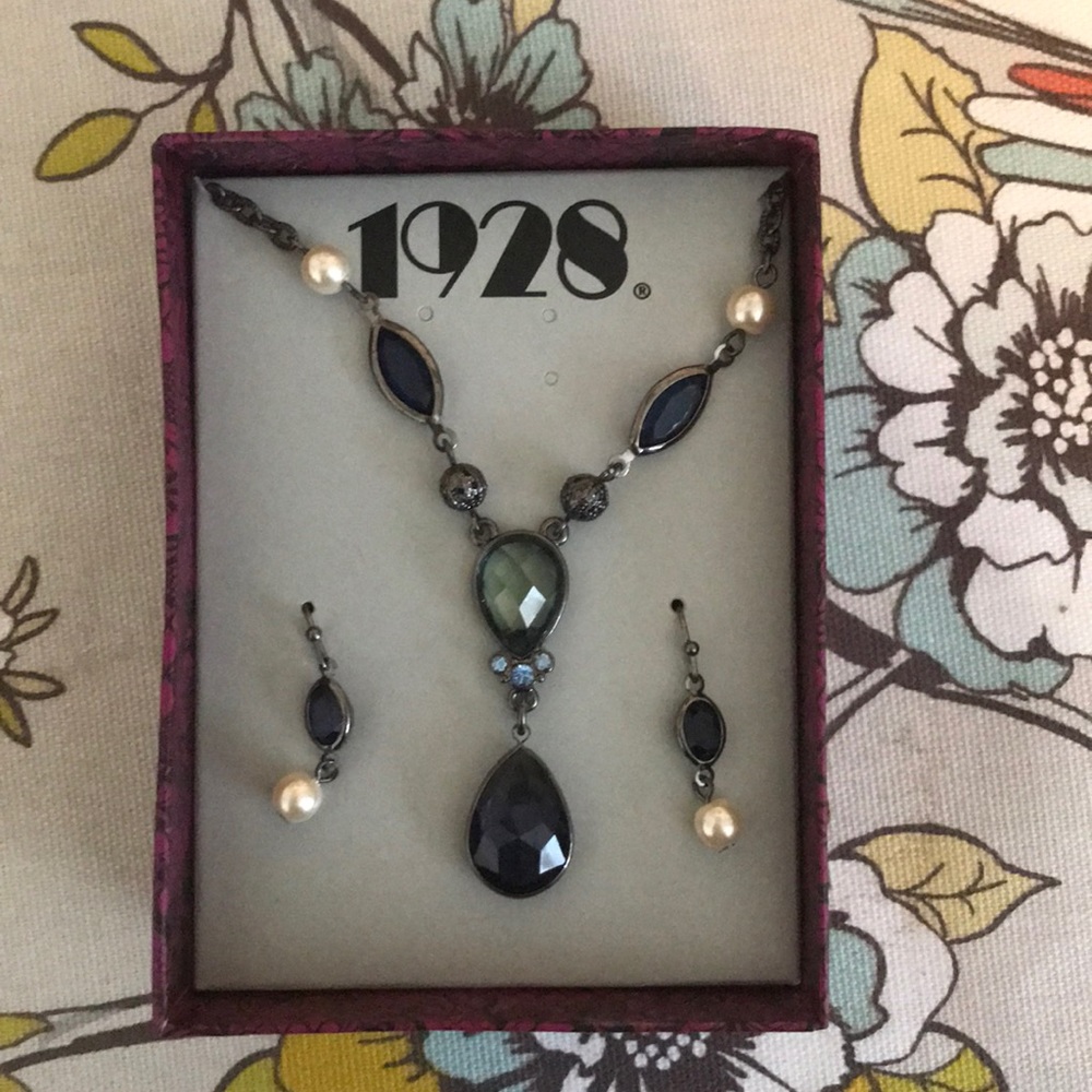 Necklace and earring set